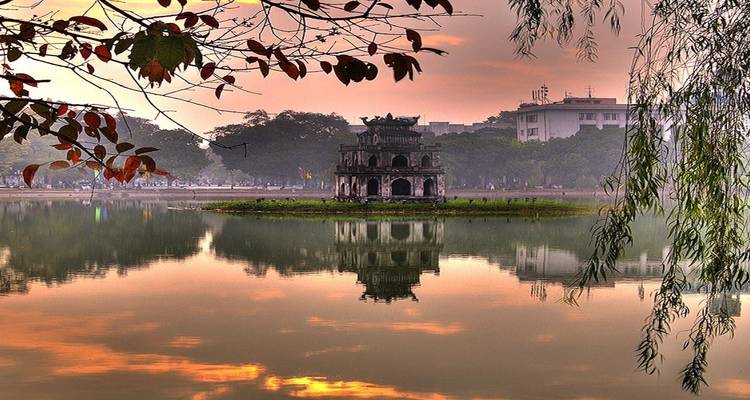 Alter Tempel an einem See mit Spiegelungen.