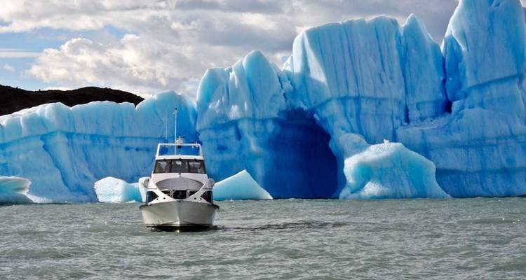 Hiking in Los Glaciares National Park - Group Tour - People Travel and Experience 1