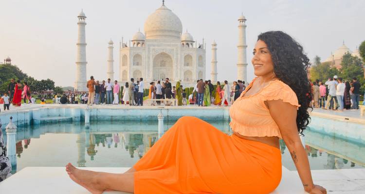 Eine Person posiert vor dem Taj Mahal.