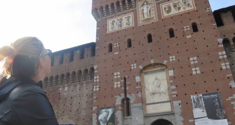 Personne regardant vers le haut le château Sforza à Milan.