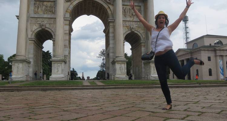 Femme sautant devant l'Arc de la Paix à Milan.