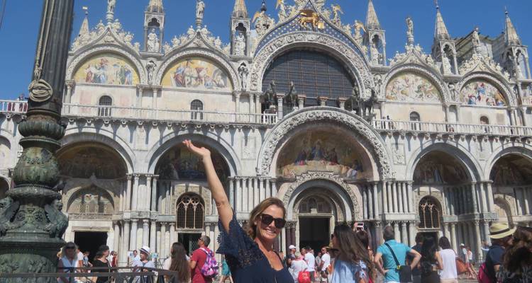 Persona posando frente a la Basílica de San Marcos.