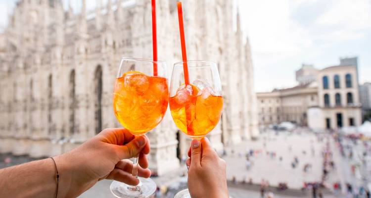 Verres d'Aperol Spritz avec en arrière-plan la cathédrale de Milan.