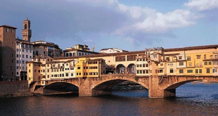 Pont historique au-dessus d'une rivière avec des bâtiments médiévaux.