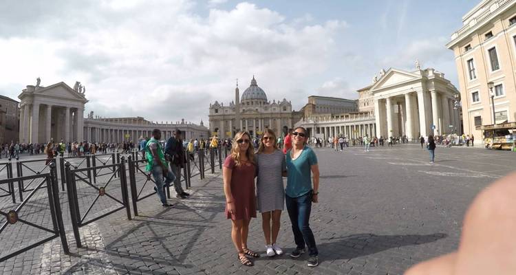 Trois personnes posant devant la basilique Saint-Pierre.