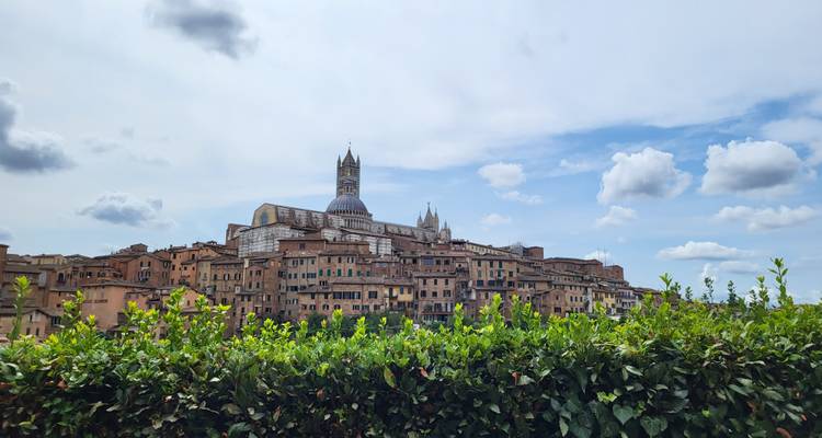 Vue panoramique d'un paysage urbain italien historique.