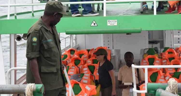 People on a boat with life vests translates to Dutch as:
**Mensen op een boot met reddingsvesten.**