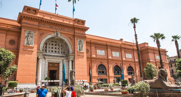 Weite Ansicht der Außenseite des Ägyptischen Museums in Kairo mit Besuchern.