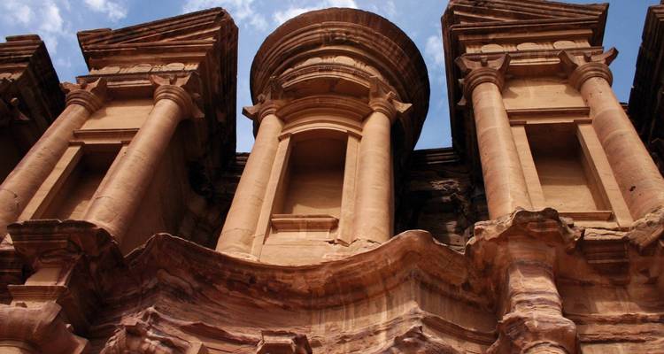 Close-up van de oude in rots uitgehouwen gevel in Petra.