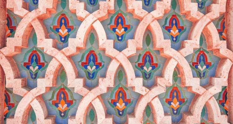 Motif décoratif sur un mur avec des formes géométriques.