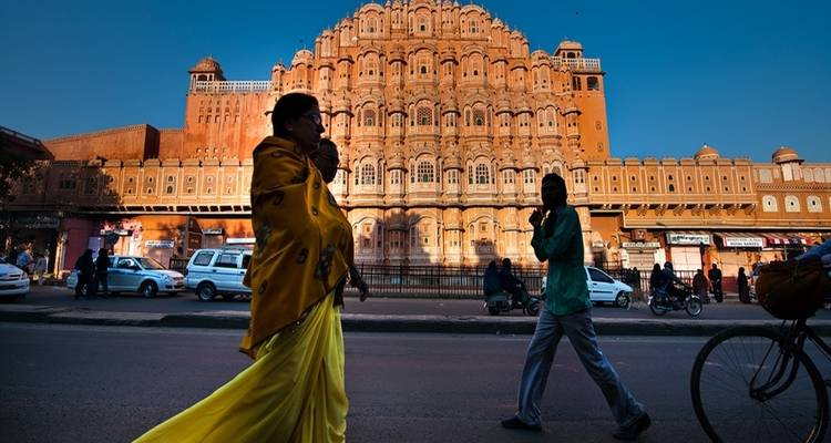 Straßenszene vor Hawa Mahal mit Fußgängern.