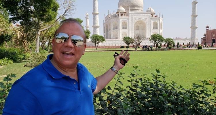 Eine Person posiert vor dem Taj Mahal.
