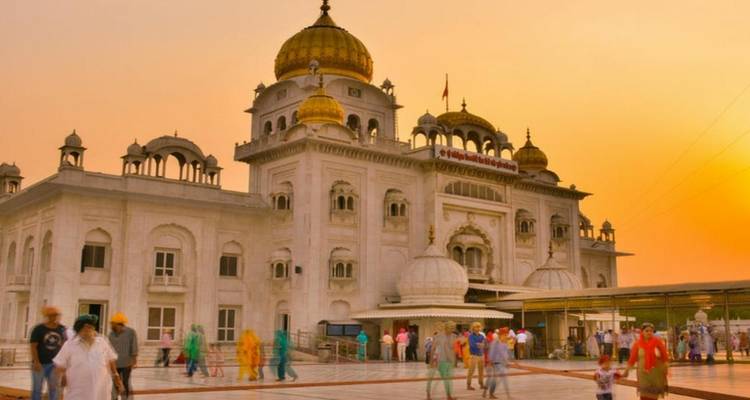Tempel mit Kuppeldächern bei Sonnenuntergang.