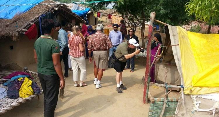 Des touristes interagissant avec les habitants locaux dans un cadre rural.