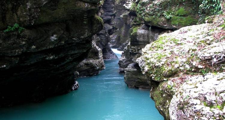 Río que corre a través de un cañón rocoso.