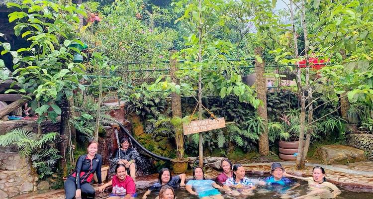 Groep mensen die ontspannen in een natuurlijk warmwaterbronbad.
