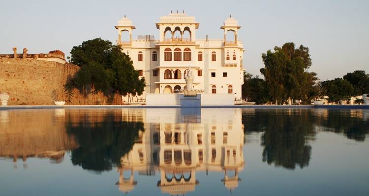 Palacio histórico con reflejo en un estanque.