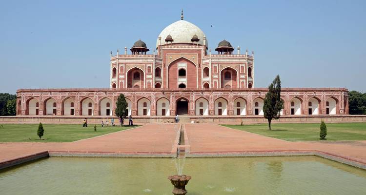 "Tumba de Humayun con vista al jardín."