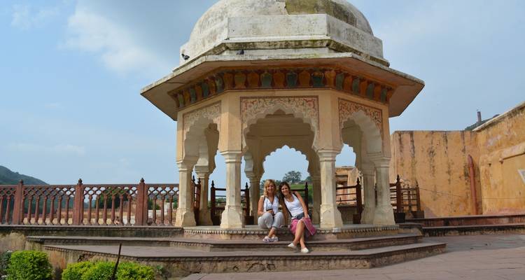 Twee mensen die onder een decoratief paviljoen zitten.