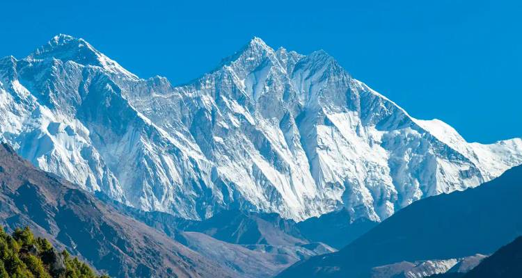 Scharfsinnige Nahaufnahme des dramatischen, schneebedeckten Everest-Massivs unter einem tiefblauen Himmel.