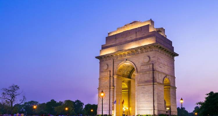 India Gate in der Abenddämmerung in Neu-Delhi.