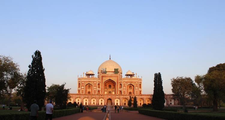 Menschen gehen in Richtung Humayuns Grabmal in Neu-Delhi.