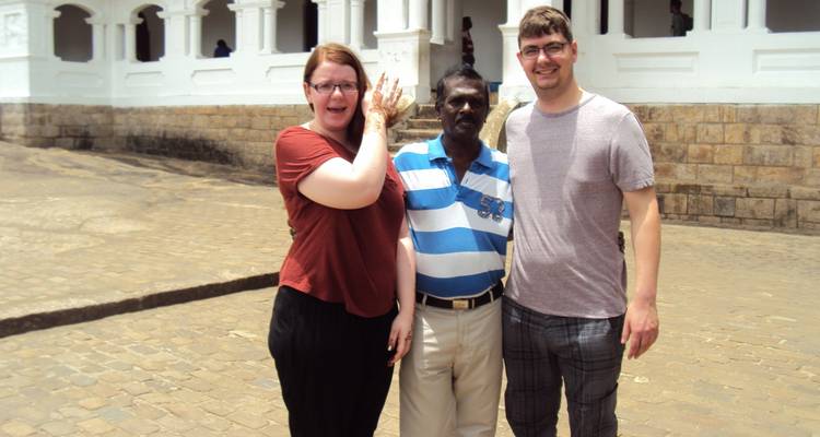 Drei Personen posieren vor einem alten Gebäude.