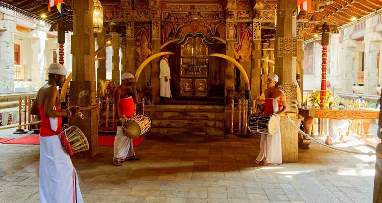 Traditionelle Trommler in einem kunstvoll verzierten Tempel.