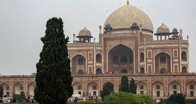 Le tombeau de Humayun avec des gens qui marchent devant.