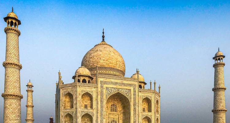 Taj Mahal sous un ciel bleu clair.