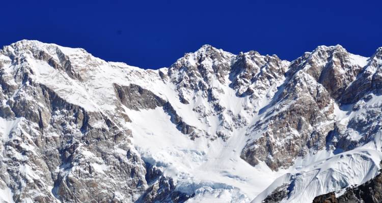 Close-up van ruige met sneeuw bedekte bergtoppen