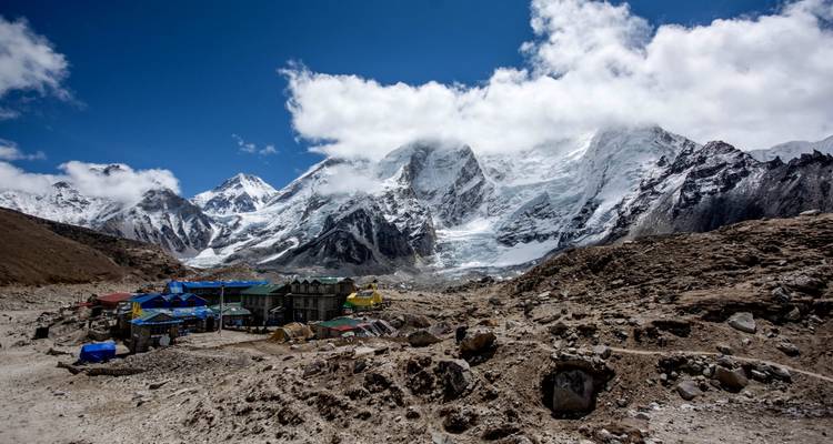 Besneeuwde bergen met een kleine nederzetting aan de voet