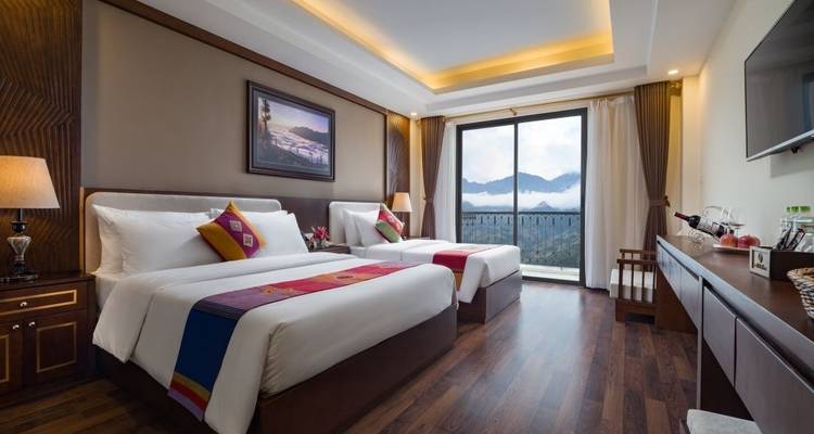 Chambre d'hôtel moderne avec deux lits et une grande fenêtre offrant une vue sur la montagne.