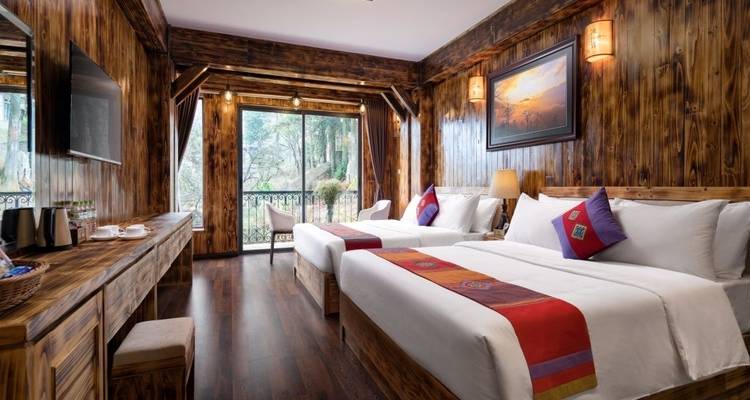 Chambre d'hôtel de style rustique avec deux lits et décoration en bois.