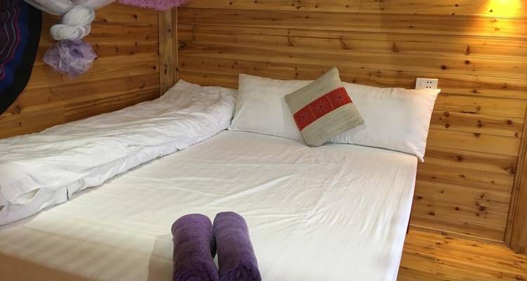 Una acogedora habitación en una cabaña de madera.