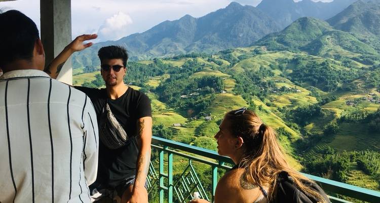 Turistas disfrutando de una vista panorámica de la montaña desde un balcón.