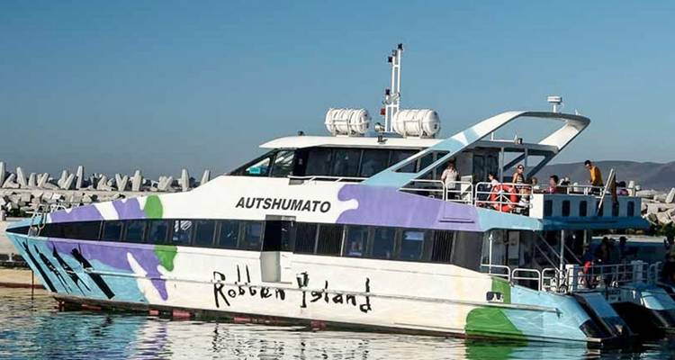 Ferry de visite de Robben Island amarré au port.