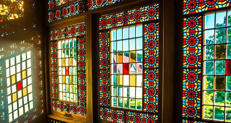 Vitrail coloré avec reflets de lumière du soleil.