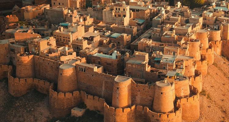 Luchtfoto van het goudkleurige zandstenen Jaisalmer Fort en de dichtbevolkte woestijnstad binnen de muren.