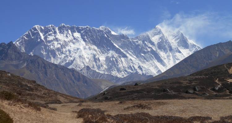 Uitgestrekt uitzicht op bergketen met heldere lucht.