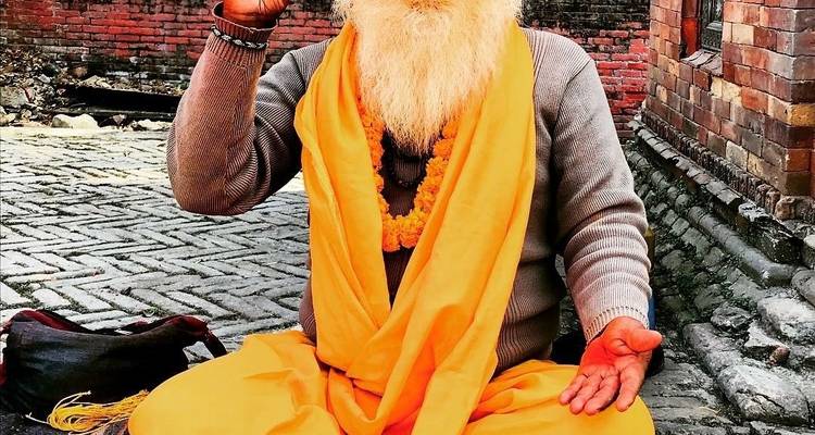 Homme en tenue traditionnelle tenant un objet.