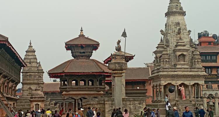 Place Durbar avec temples et gens.