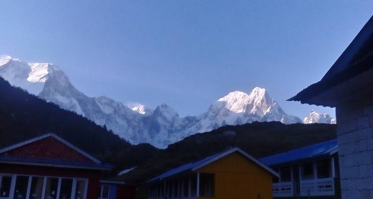 Bergen met gebouwen op de voorgrond.