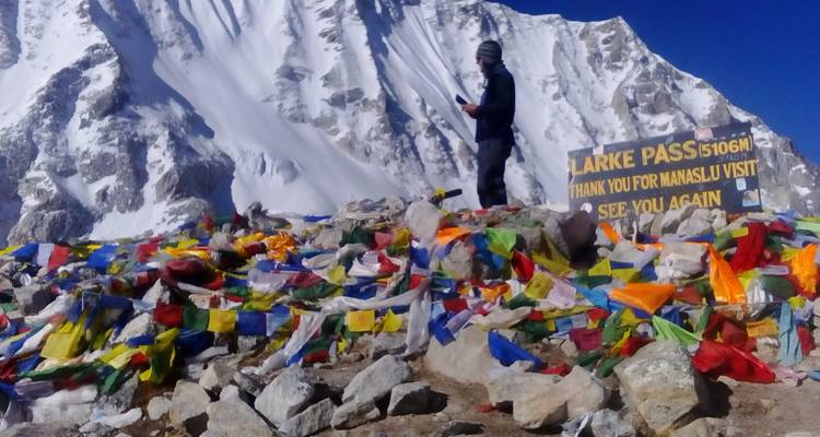 Persoon die staat bij Larke Pass, met sneeuw bedekte bergen.