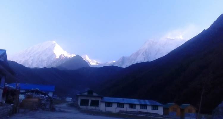 Bergachtig landschap met huizen.