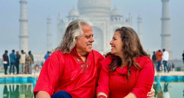 Couple devant le Taj Mahal.
