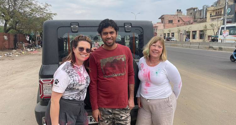 Deux visiteurs avec un guide indien au bord de la route.