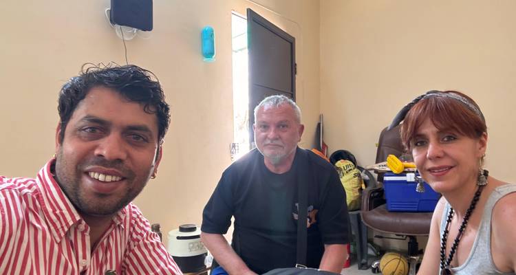 Selfie avec trois personnes à l'intérieur.