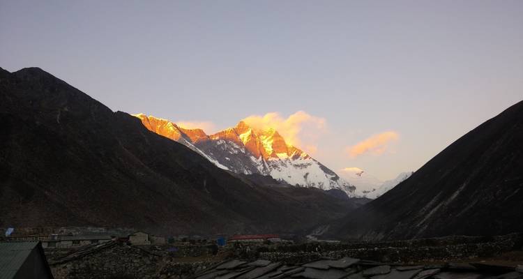 Berggipfel, die im letzten Licht des Tages glühen.