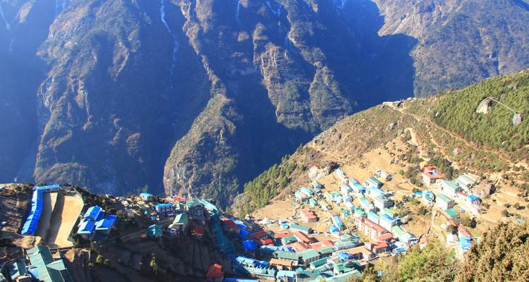 Blick auf Namche Bazar, eingebettet in ein Bergtal.